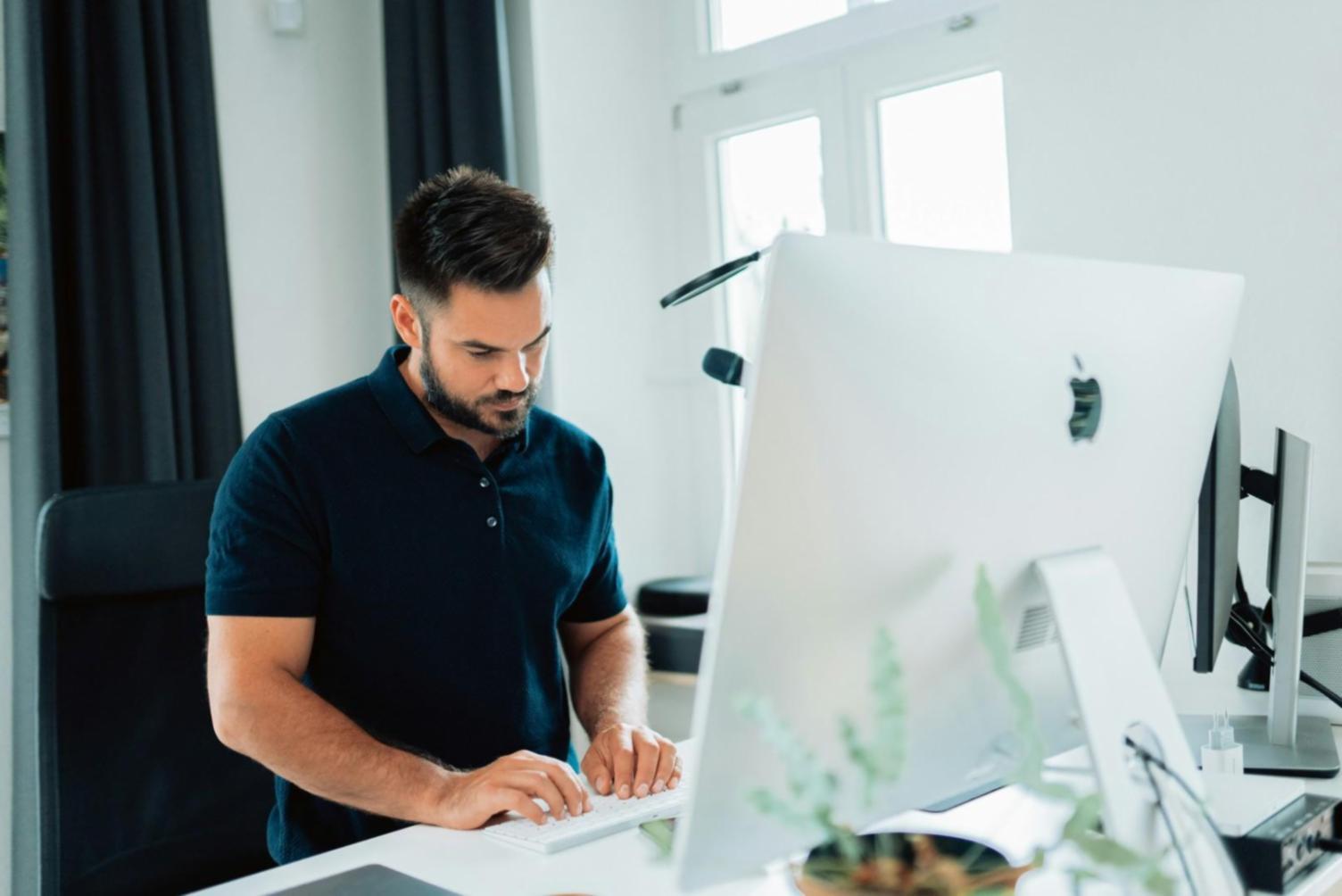 Mahasiswa sedang menganalisis data investasi keluarga menggunakan laptop dan dokumen keuangan