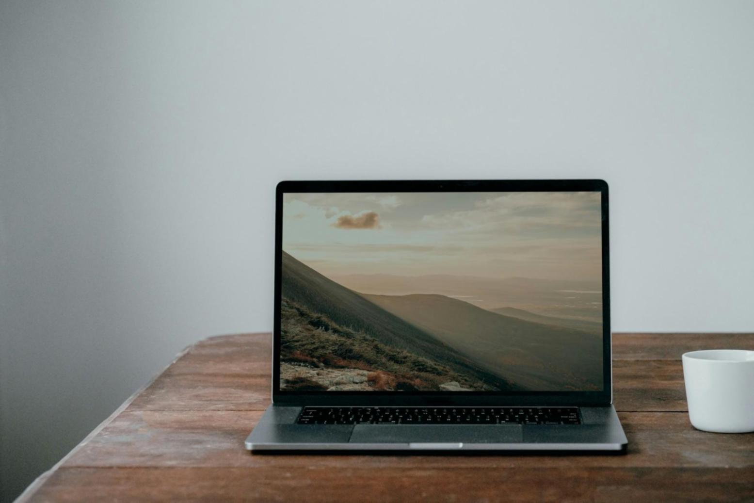 Keluarga Indonesia merencanakan investasi bersama di ruang keluarga yang nyaman